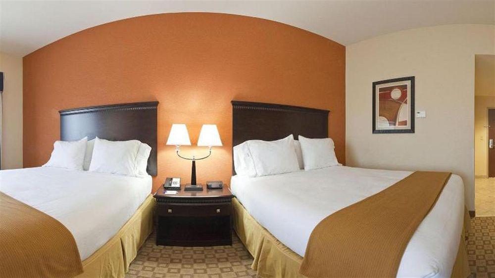 Holiday Inn Express Hotel & Suites Talladega By Ihg Exterior foto