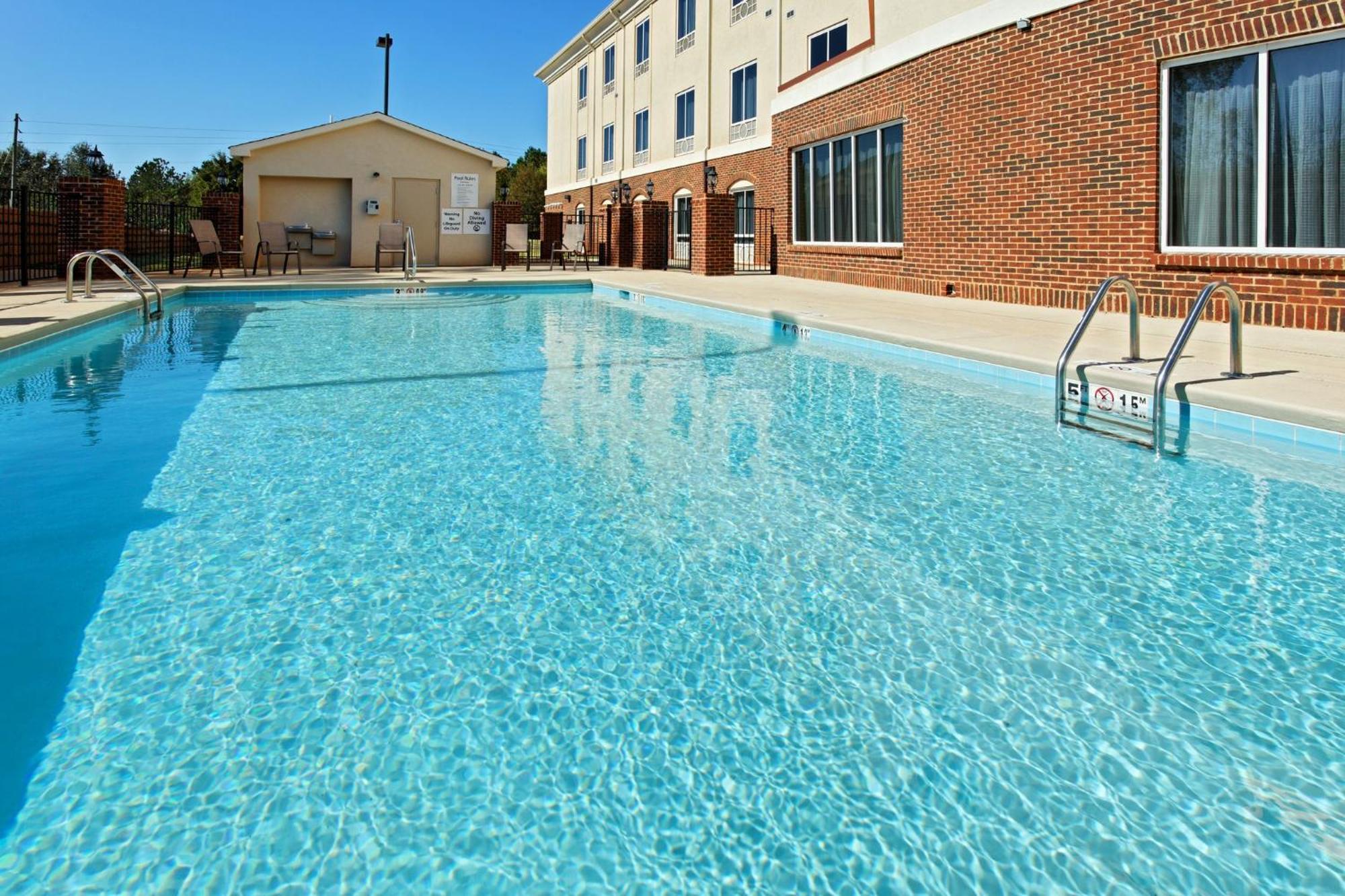 Holiday Inn Express Hotel & Suites Talladega By Ihg Exterior foto
